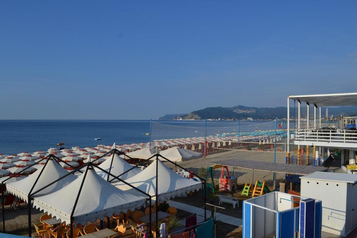 Savona Magnifico Sole Mare 150 M Wifi Climatcontrol Apartment Exterior photo